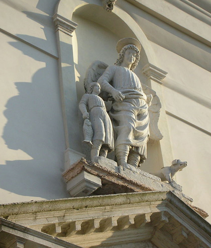  Arcangelo Raffaele con Tobia,  sul portale della Chiesa dell'Angelo Raffaele a Venezia